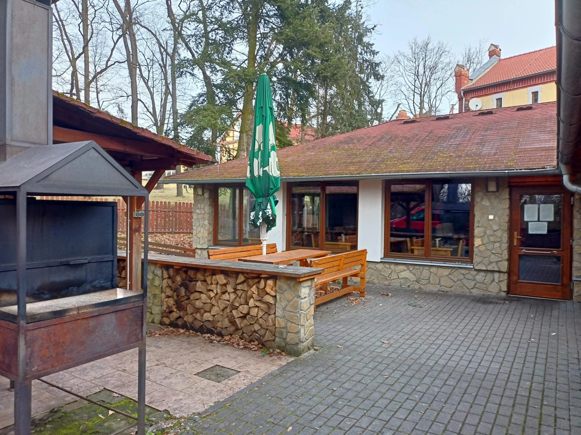 Venkovní posezení s grilem